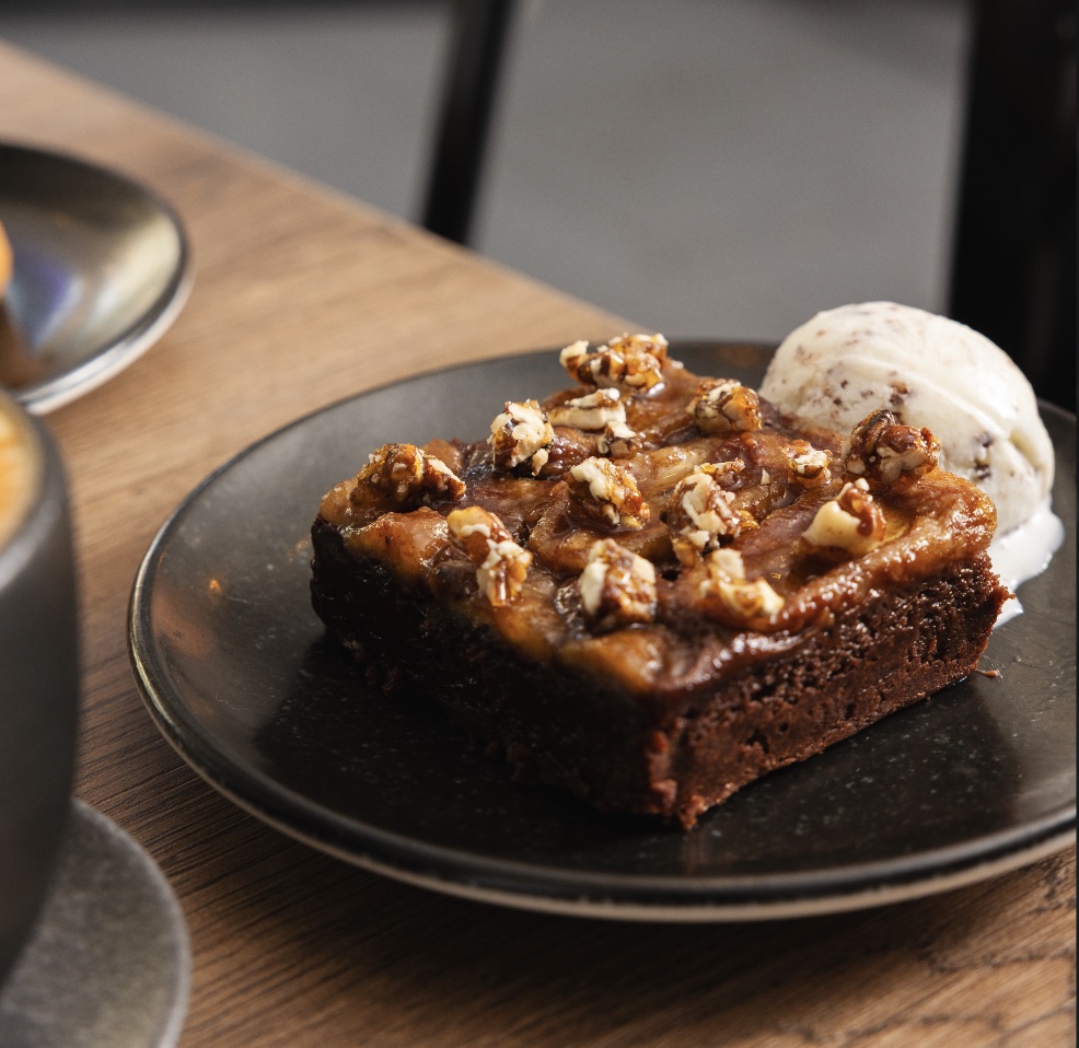 Brownie fundido con nueces y helado artesanal
